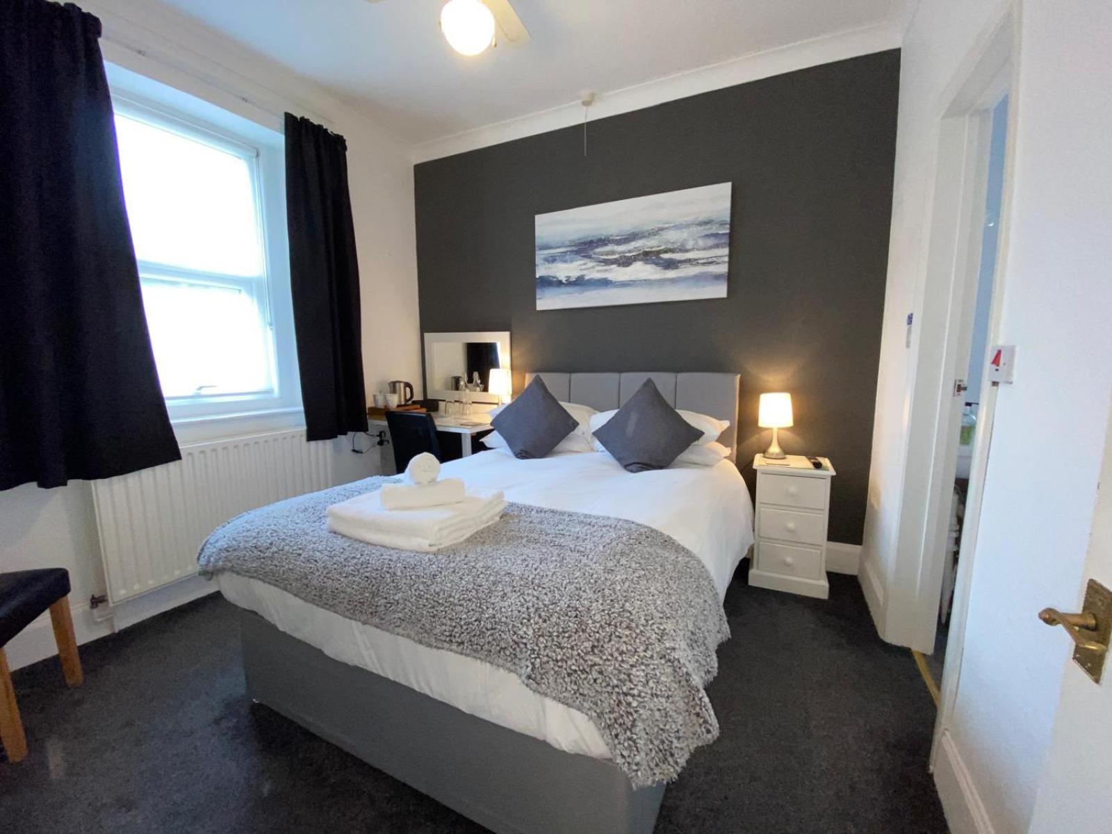 Heathcliff House B&B Exclusively For Adults Free Large Carpark Торки Екстериор снимка