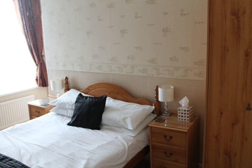 Heathcliff House B&B Exclusively For Adults Free Large Carpark Торки Екстериор снимка