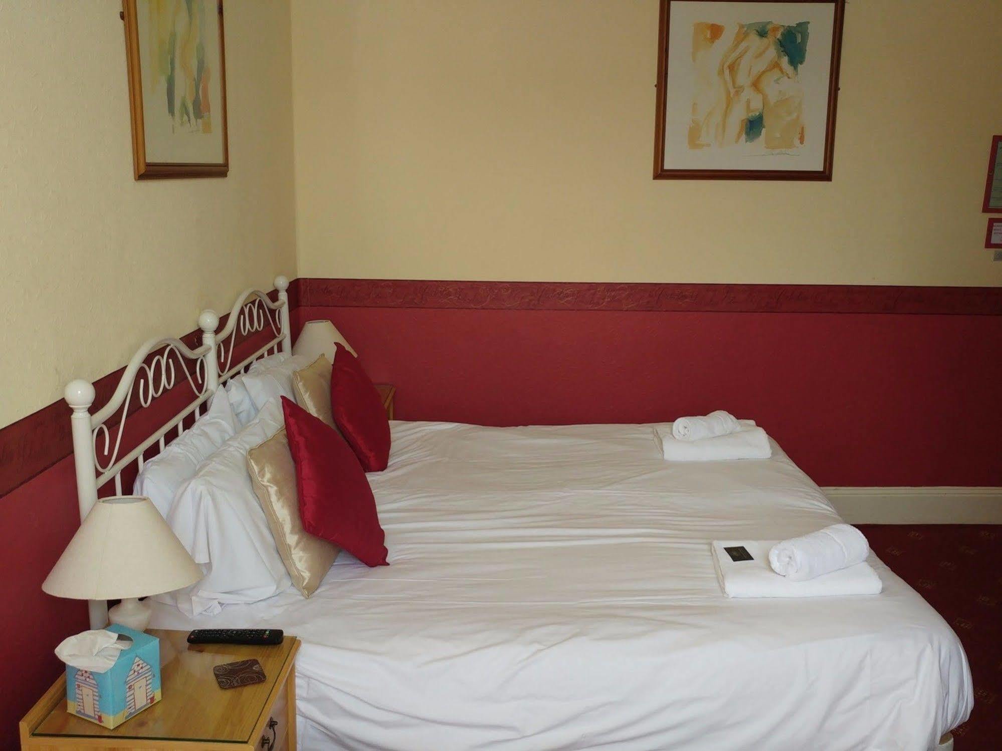 Heathcliff House B&B Exclusively For Adults Free Large Carpark Торки Екстериор снимка