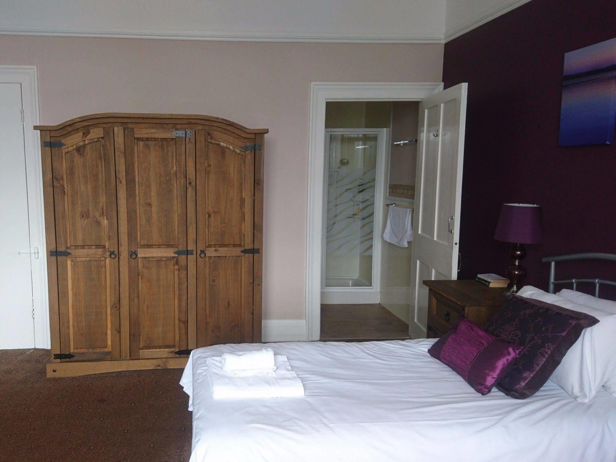 Heathcliff House B&B Exclusively For Adults Free Large Carpark Торки Екстериор снимка